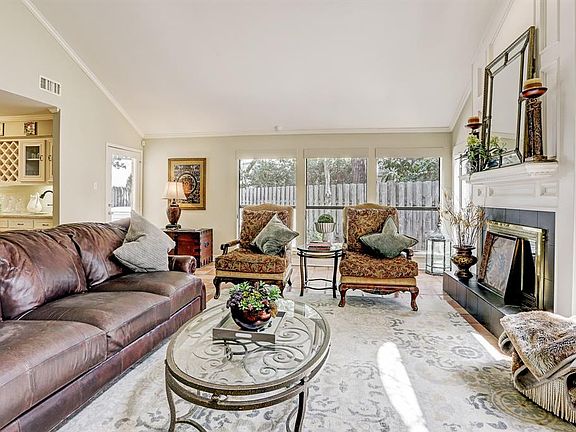 3rd image of 407 Barkers Landing Ct