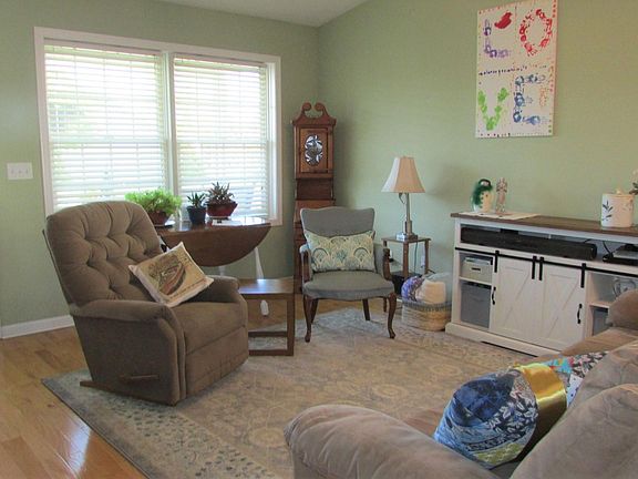 5th image of 911 Evergreen Ln #12