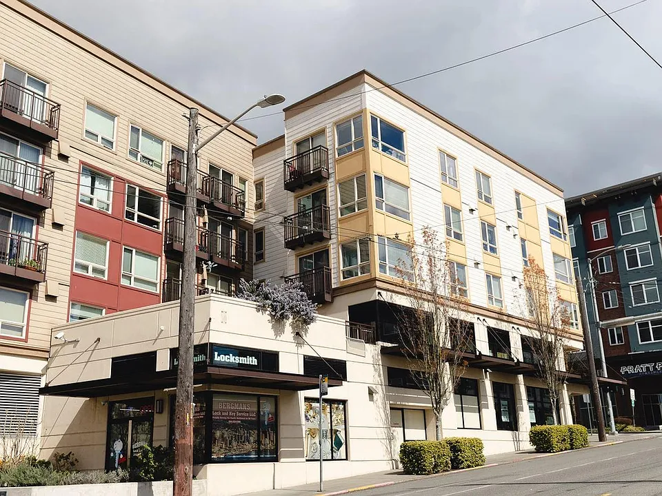 Squire Park Plaza
