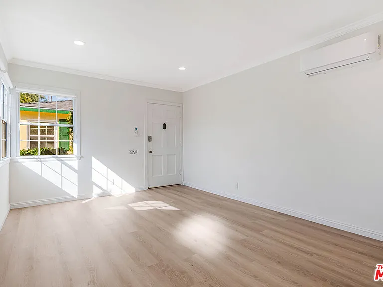 2308 1/2 Pisani Pl — Photo 5