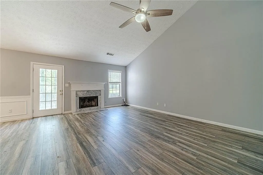 4 bed, 2.0 bath, 2081 sqft, $2,300 — Photo 4