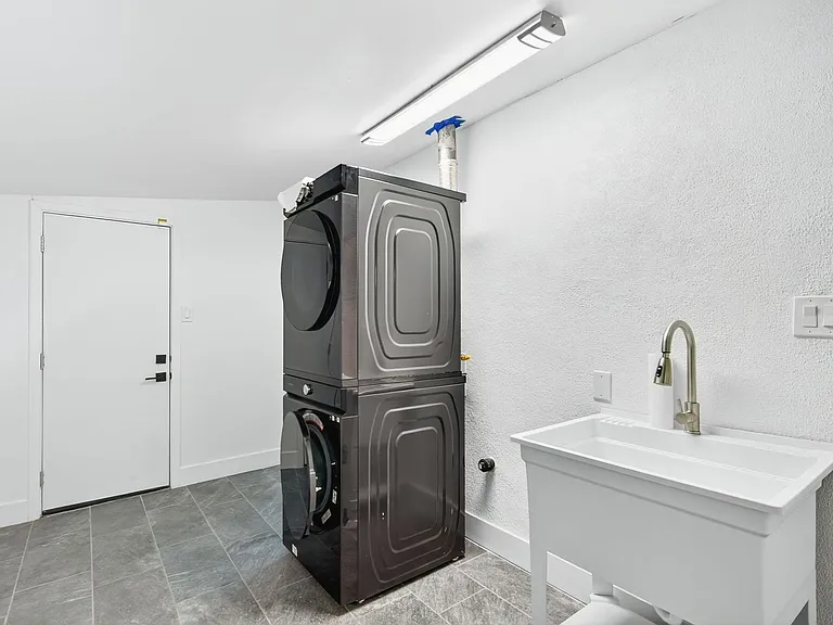 572 Federal St — Photo 17