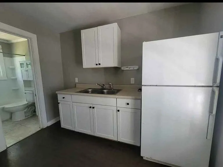 703 W Houston St #B — Photo 9