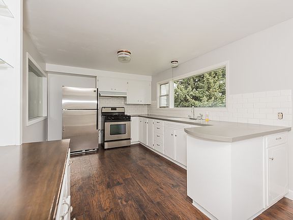5th image of 224 N Byron Ave