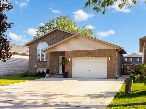 7880 Ascot Cir, Niagara Falls, ON L2H 3E4