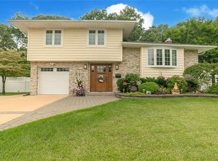 60 Howell Dr, Smithtown, NY 11787
