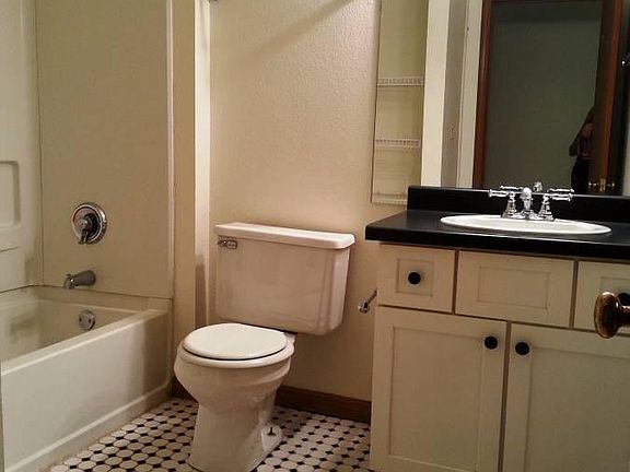 2nd image of 3104 W Kilbourn Ave #102