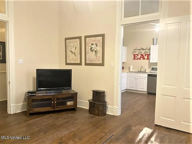 105 N Pearl St #B — Photo 7