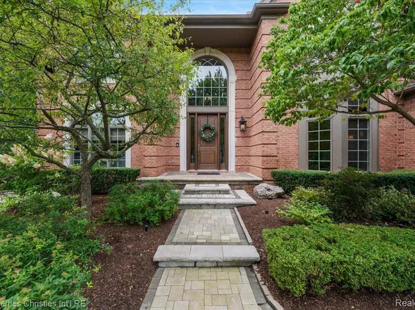 859 Ramblewood Dr, Rochester, MI 48307