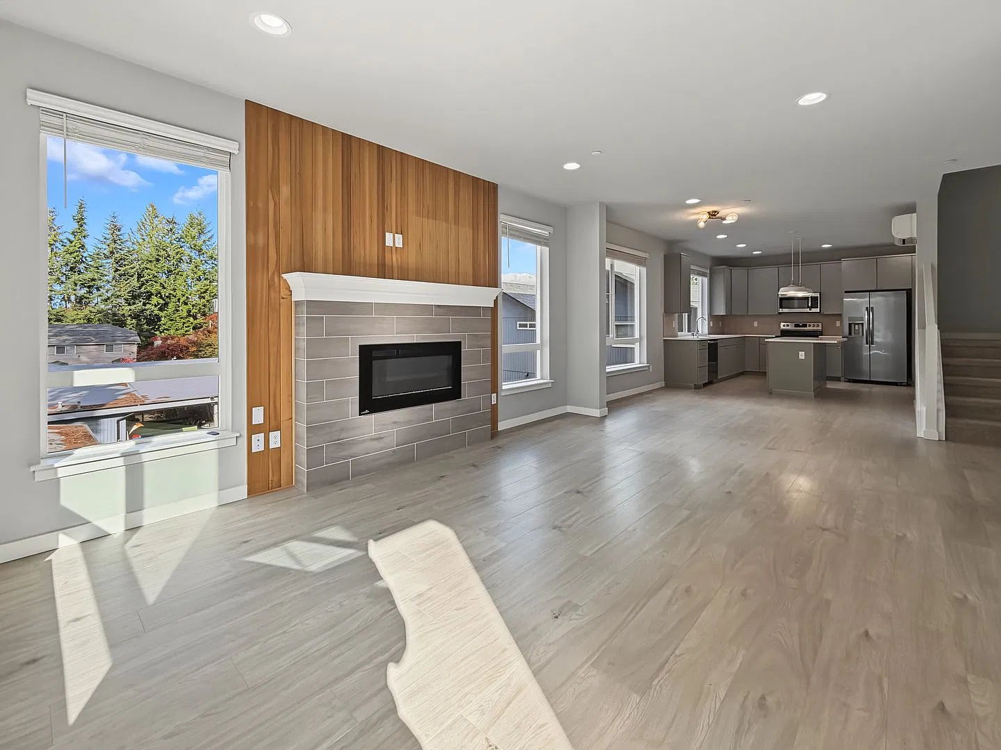 Fantastic Shoreline 4 Bed/2.5 Bath Townhome Available Now For $3995! — Photo 2