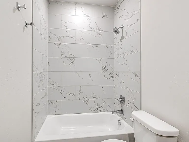 608 W 2nd St #110 — Photo 21
