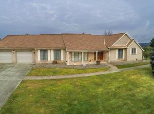 47 Meadowcrest Dr, Cecil, PA 15321