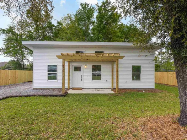 6765 Jasmine St, Milton, FL 32570