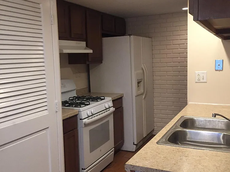 2S705 Winchester Cir E #2 — Photo 4