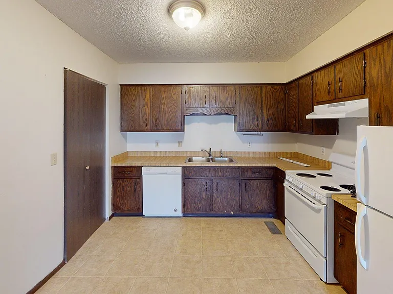 1562 Dogwood Dr — Photo 3