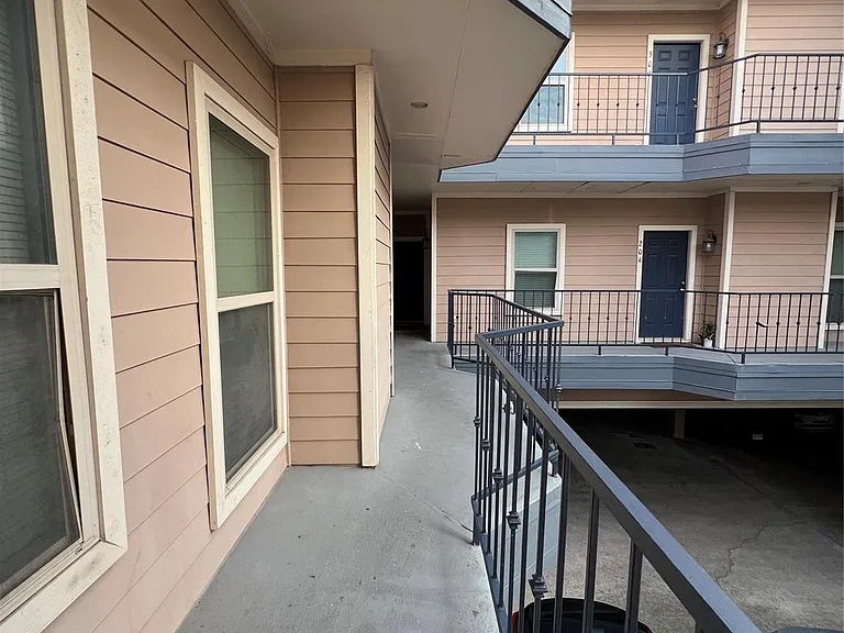 2414 Longview St #202 — Photo 32
