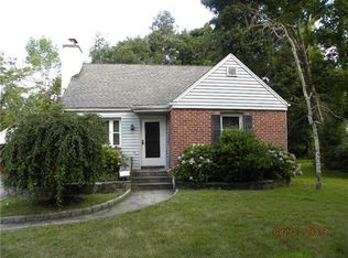 54 Meadowbrook Ln, Mount Kisco, NY 10549