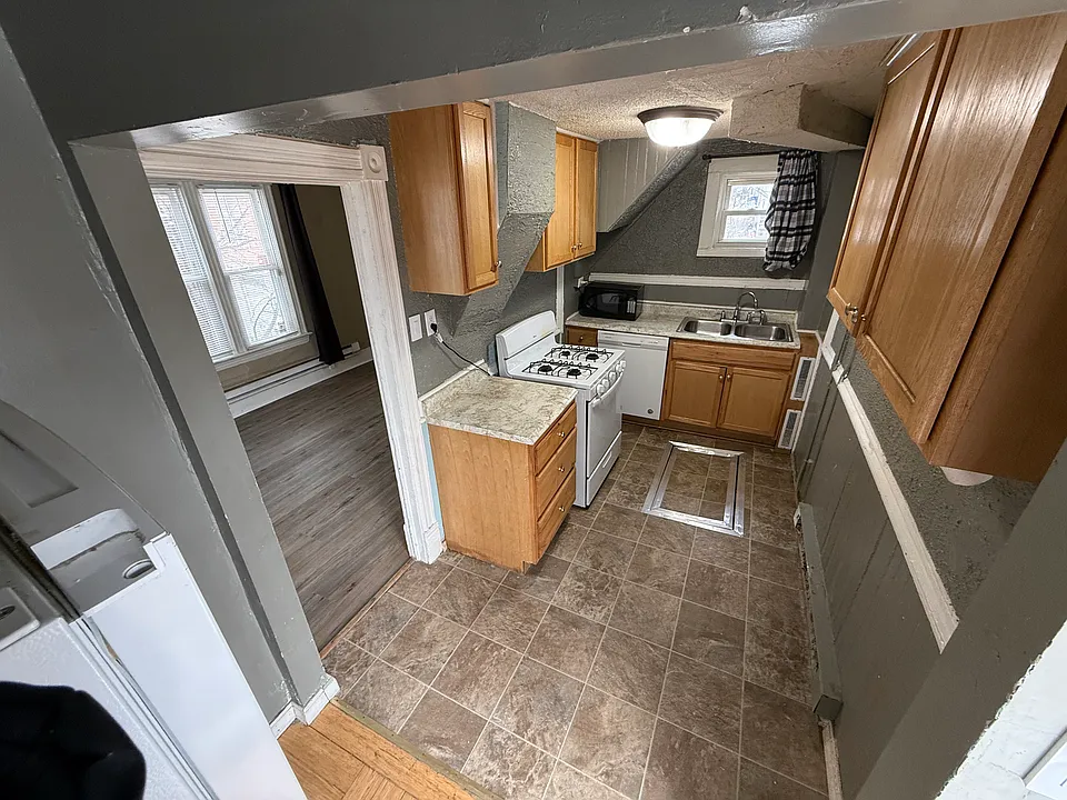 651 Cook Ave E #3