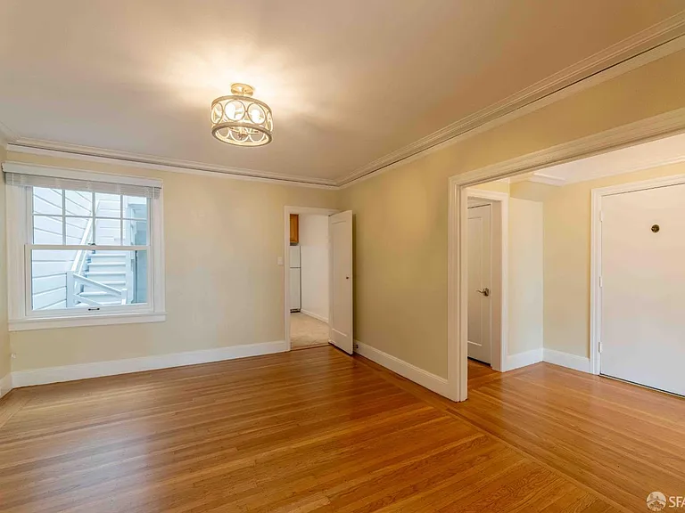 2124 Bay St — Photo 4