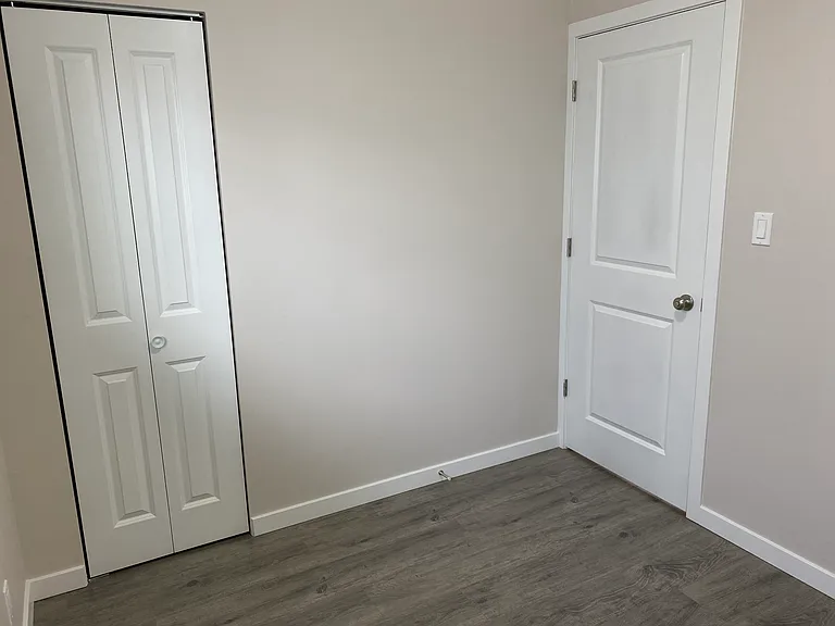 102 King Edward Ave E — Photo 12