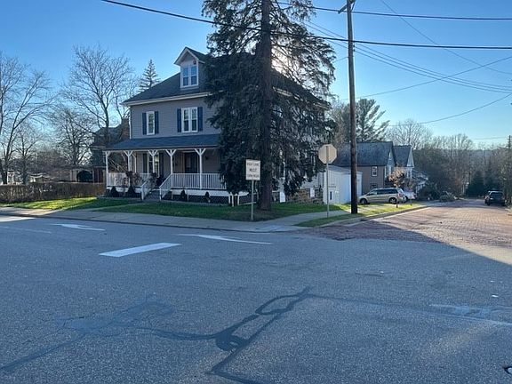 3rd image of 686 Baldwin St