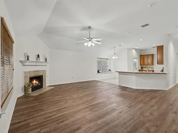 1235 Clearwater Dr, Grand Prairie, TX 75052
