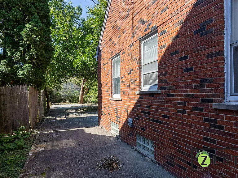 5235 Chatsworth — Photo 25