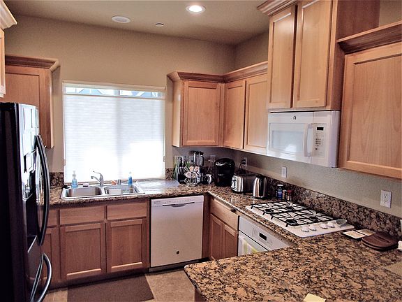 Modern kitchen w/granite. 