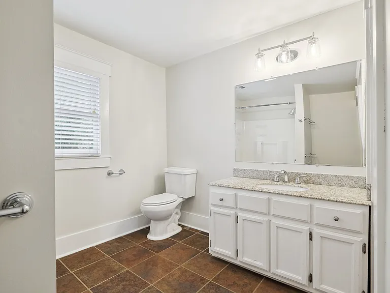 1106 Lawrence Ave — Photo 17