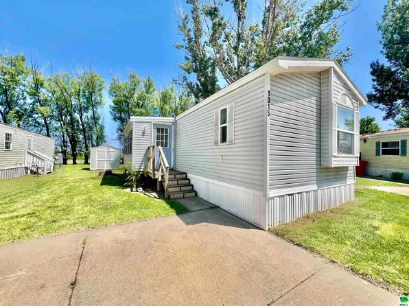 1015 Kim Ln, Vermillion, SD 57069