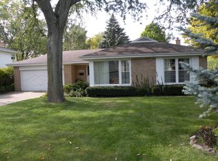 860 Huckleberry Ln, Northbrook, IL