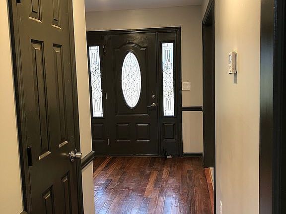 Hardwood foyer 