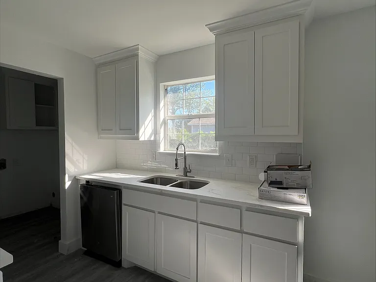 301 W Rochester St — Photo 5