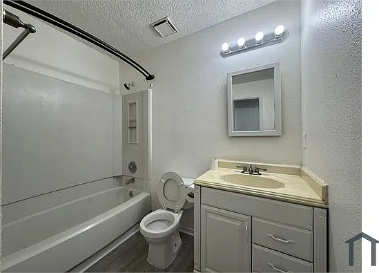 3 bed, 1123 sqft, $1,900 — Photo 3