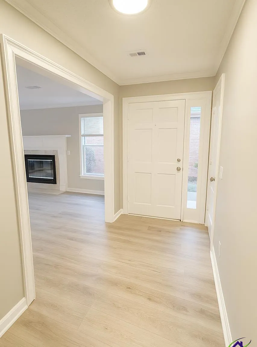 3 bed, 2.0 bath, 2118 sqft, $1,900 — Photo 2