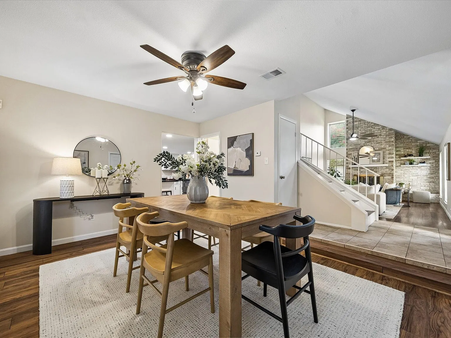 3 bed, 2.5 bath, 2219 sqft, $2,200 — Photo 3