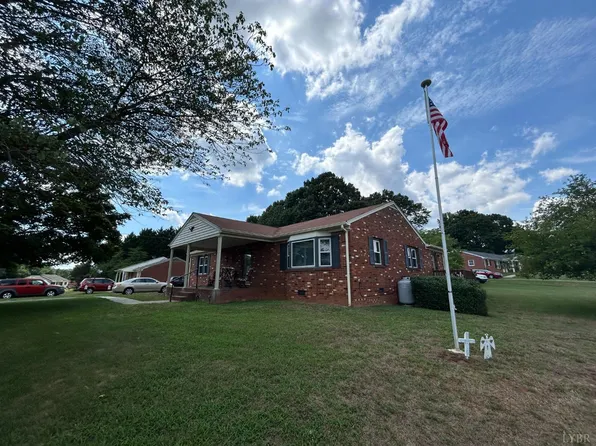 11 Luenburg Dr, Evington, VA 24550