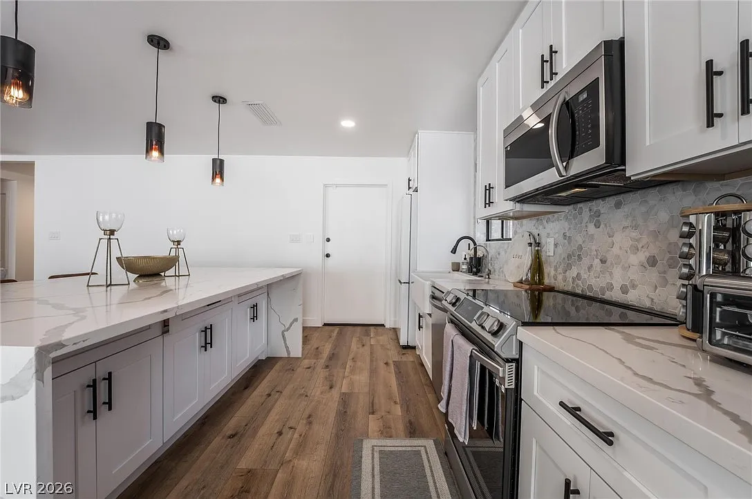 3 bed, 2.0 bath, 1404 sqft, $3,300 — Photo 4