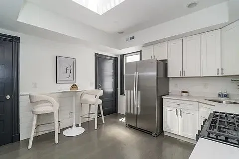 3 bed, 2.0 bath, 1000 sqft, $4,100 — Photo 4
