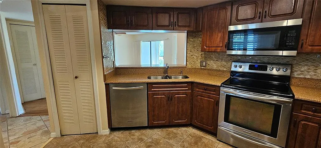 2 bed, 2.0 bath, 1072 sqft, $1,600 — Photo 4