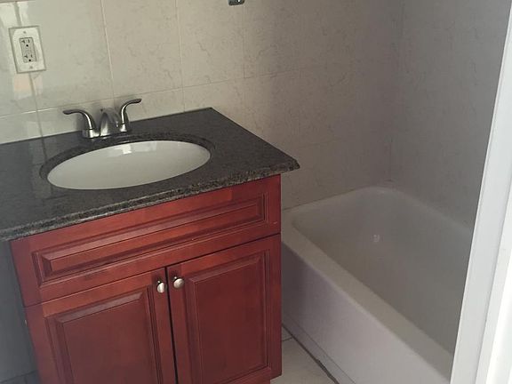 4th image of 539 Washington Ave APT 4