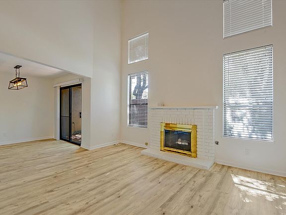 High ceiling family&living room combo