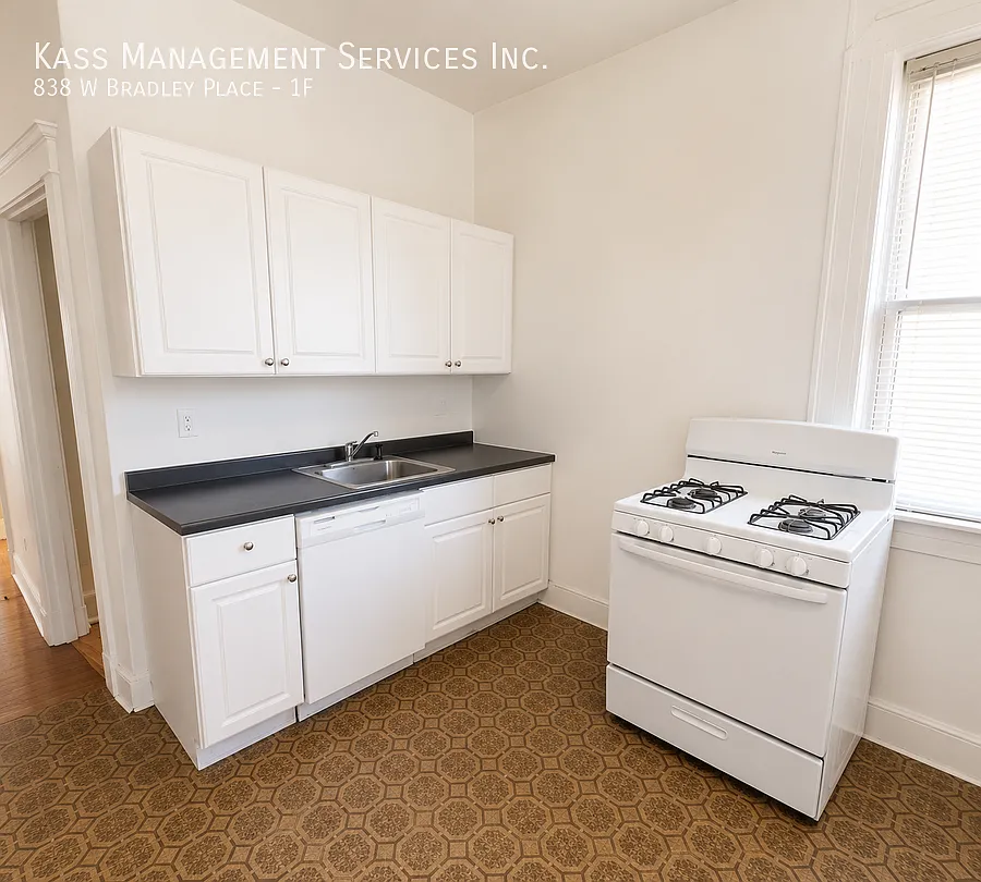 Spacious 5 Bed / 3 Bath Apartment in Lakeview Hardwood Floors & High Ceilings — Photo 1