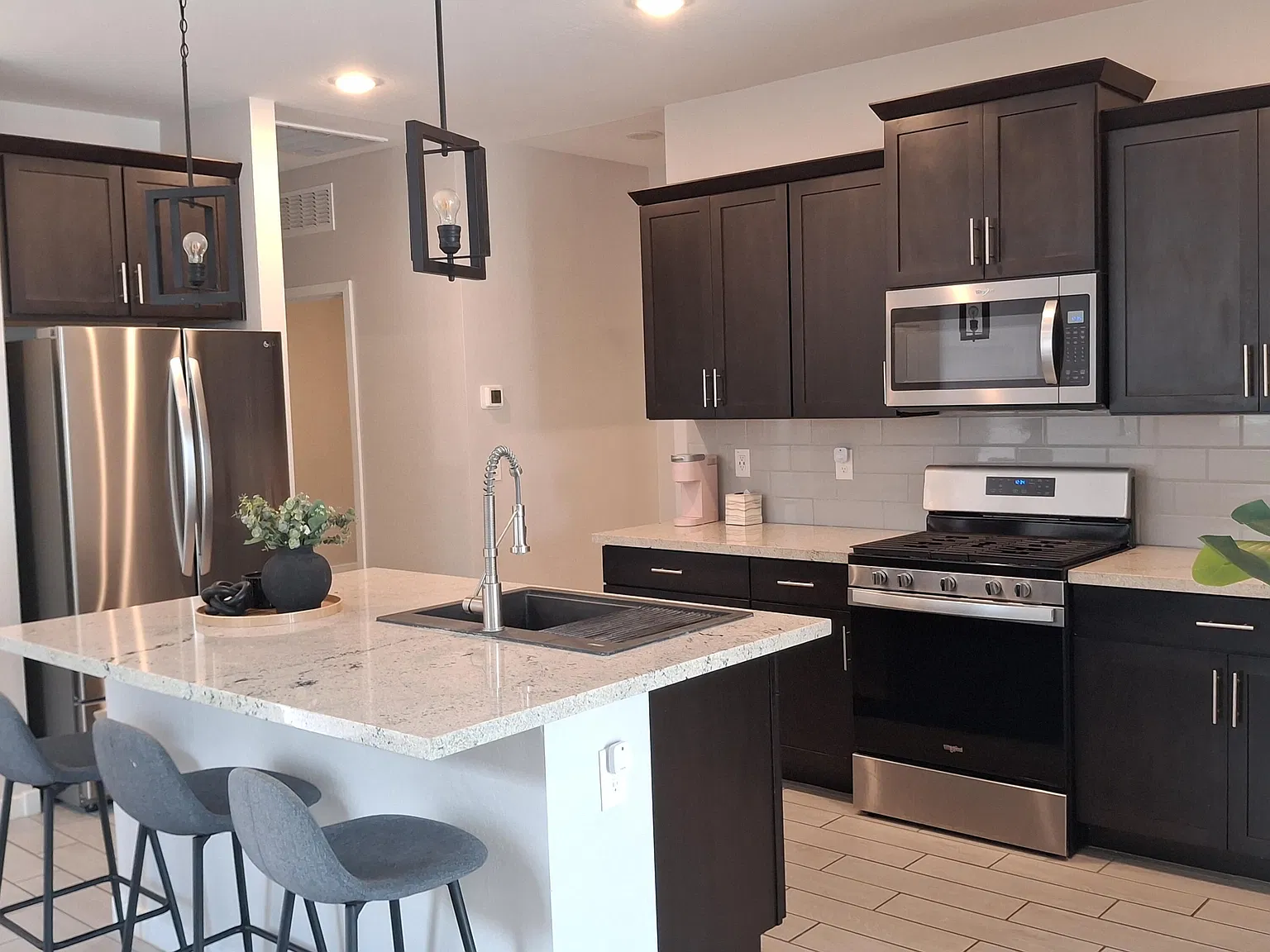 3 bed, 2.0 bath, 1317 sqft, $1,715 — Photo 4