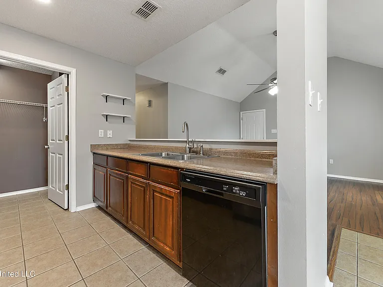 13446 Addison Ave — Photo 7
