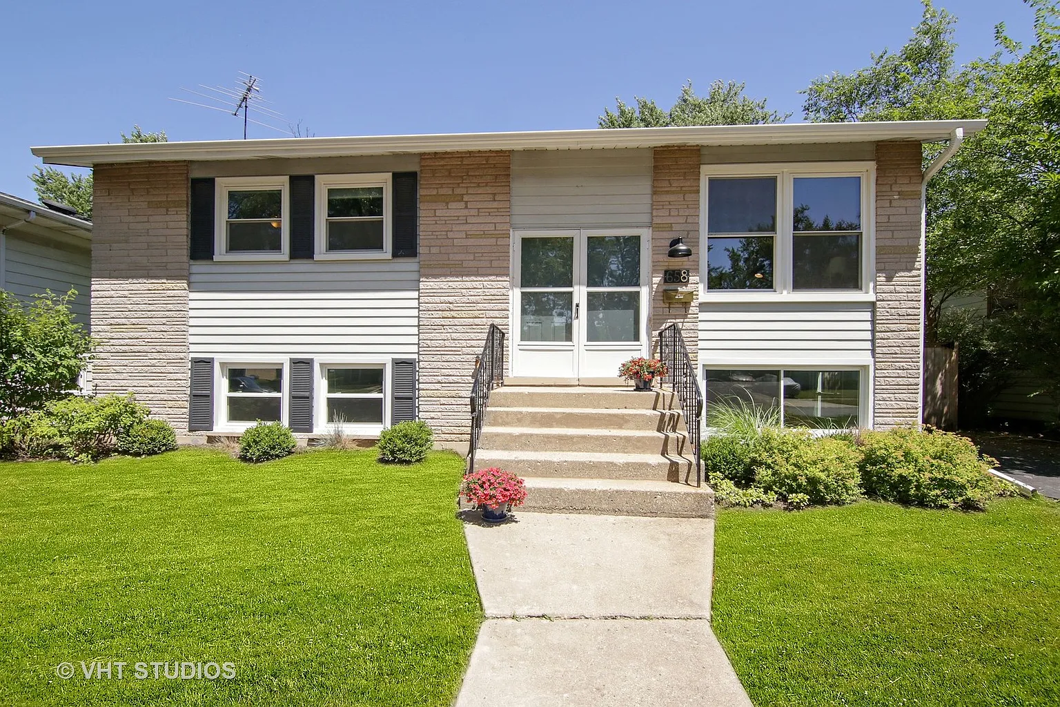 658 Sandy Ln photo 1