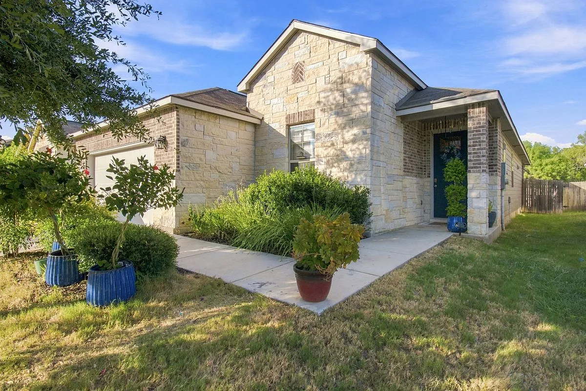 4 bed, 2.0 bath, 1689 sqft, $2,250 — Photo 1