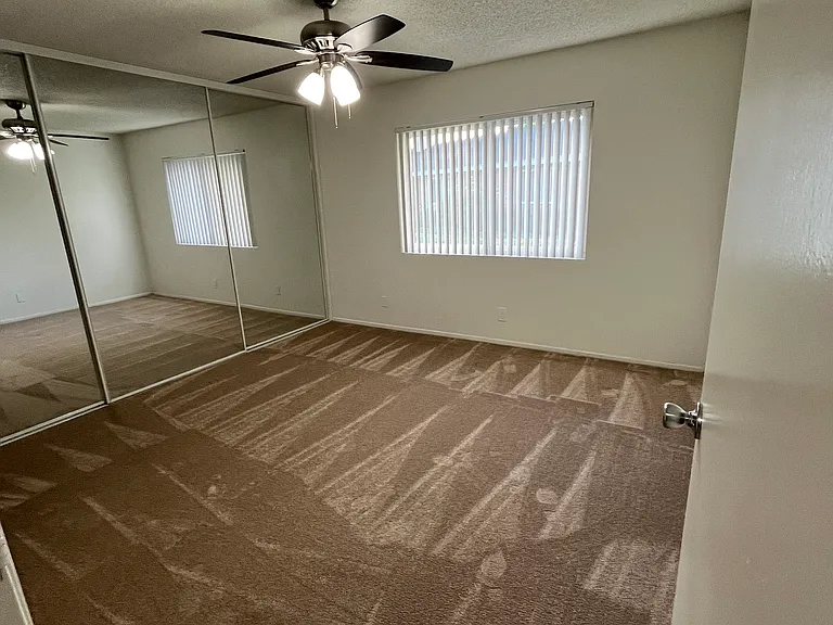 Pointe Newport Apartments — Photo 15