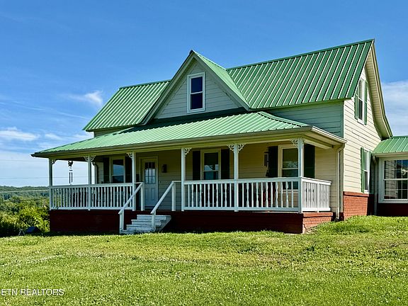 3rd image of 886 Old Harriman Hwy