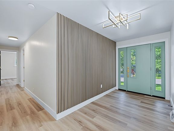 2nd image of 30 Lynn Rae Cir
